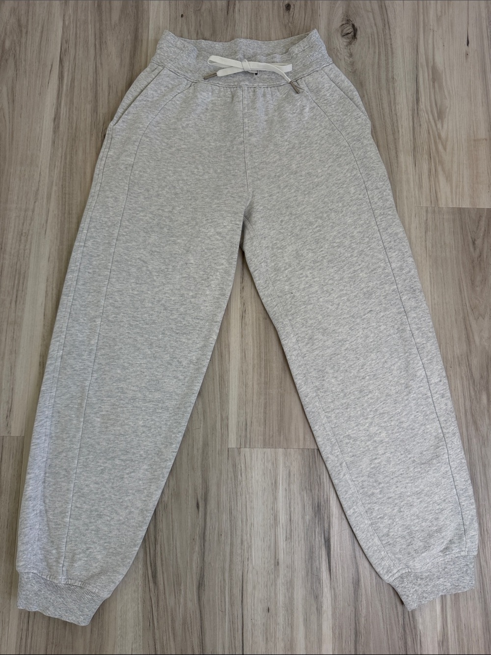 Lululemon Women’s Light Gray Joggers size 0

PERFECT CONDITION